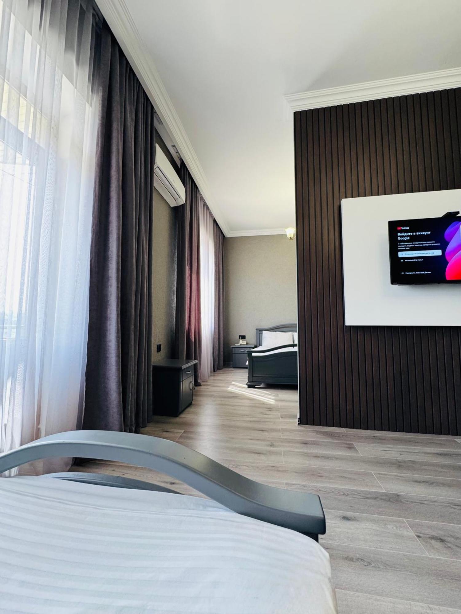 Capital Hotel Erivan Exterior foto