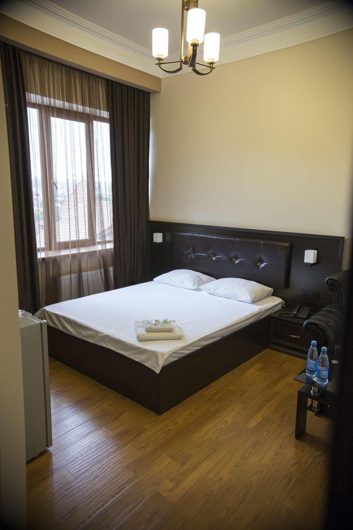 Capital Hotel Erivan Exterior foto